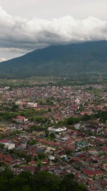 Bukittinggi yoğun olarak inşa edilmiş bir şehirdir, popüler bir turistik yerdir. Sumatra. Endonezya.