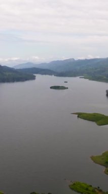 Dağlardaki göl manzarası çay arazileri ve tarlalar arasında Maskeliya, Sri Lanka.