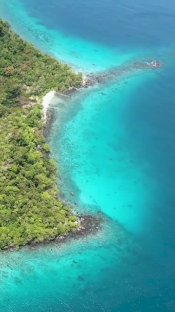 島の中にターコイズブルーの水を持つラグーンや湾の空中ドローン ああ島だ インドネシア — ストック動画