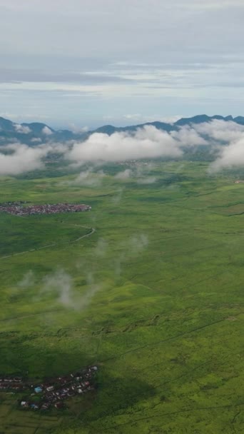Bovenaanzicht Vallei Met Theeplantages Landbouwgrond Met Wolken Kayu Aro Sumatra — Stockvideo