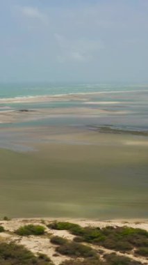 Adams Köprüsü sürü zinciri, Mannar adaları arasında, Sri Lanka 'nın kuzeybatısında, ve Rameswaram, Hindistan' ın güneydoğu kıyısında..