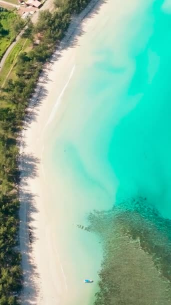 Drone Aéreo Bela Praia Areia Com Água Clara Mar Surf — Vídeo de Stock
