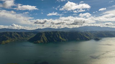 Toba 'nın Sumatra' daki havadan görünüşü dağların yukarıdan görünüşü. Sumatra, Endonezya.