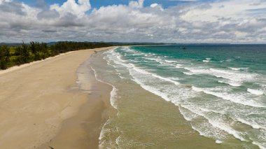 Güzel bir plajı olan tropikal manzaranın havadan görünüşü. Kimihang plajı. Borneo, Sabah, Malezya.