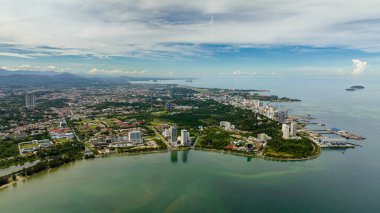 Borneo adasındaki Kota Kinabalu şehrinin hava manzarası. Sabah, Malezya.