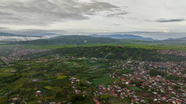 Dağlık arazide çay evleri Kayu Aro. Çay tarlalarıyla çevrili bir kasaba. Sumatra, Endonezya.