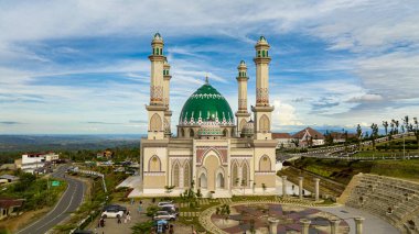Sumatra 'daki Arap tarzı caminin en iyi manzarası. Mescid Agung Syahrun Nur Tapanuli Selatan. Endonezya.
