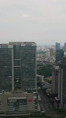Jakarta, Endonezya - 11 Ekim 2022: Gökdelenleri olan Jakarta şehri Panoraması.