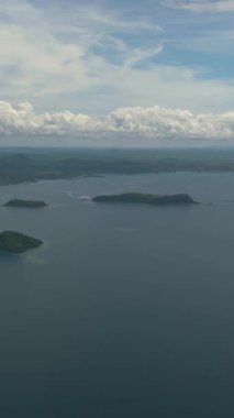 Orman kıyı şeridi ve adalı körfez manzarası. Borneo. Sabah, Malezya.