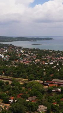 Trincomalee Town 'un hava aracı, sahil beldesi. Trincomalee, Sri Lanka sahilindeki panoramik Top View. Dikey video.