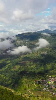 Dağlardaki çay tarlaları arasında çiftçi köyü. Dambatenne, Sri Lanka.