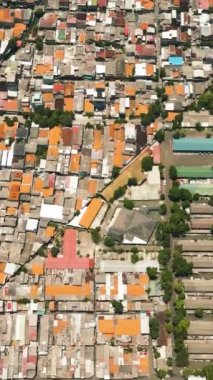 Jakarta 'da yoğun konut gelişmeleri olan bir gecekondu mahallesi. Şehir Manzarası.