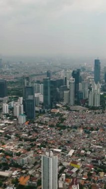 Jakarta 'nın gökdelenleri ve yerleşim alanları olan en iyi manzarası. Endonezya.