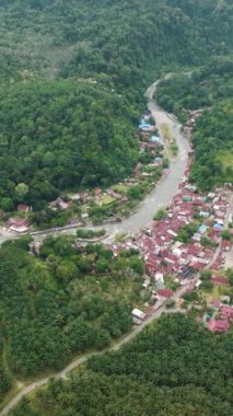 Bukit Lawang yağmur ormanlarında bulunan popüler bir turizm merkezidir. Sumatra, Endonezya.