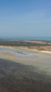 Deniz manzarası: adalar ve mavi okyanus. Jaffna, Sri Lanka.