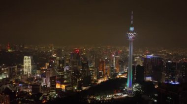 Kuala Lumpur, Malezya - 11 Eylül 2022: Menara Kuala Lumpur Kulesi ve şehrin gece panoraması.