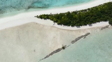 Güzel kumlu sahil ve mavi deniz. Timba Timba adası. Tun Sakaran Deniz Parkı. Borneo, Sabah, Malezya.
