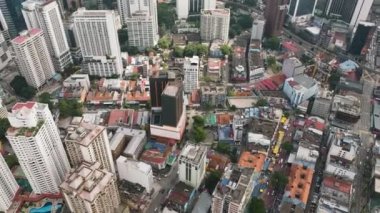 Kuala Lumpur, Malezya - 11 Eylül 2022: Kuala Lumpur kentindeki sokaklar ve gökdelenler.