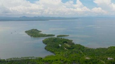 Adaları ve koyları olan tropik bir manzara. Tropik bölgelerde deniz manzarası. Borneo, Sabah, Malezya.