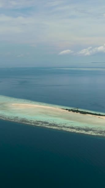Воздушный Беспилотник Острова Тимба Тимба Пляжем Коралловым Рифом Морской Парк — стоковое видео