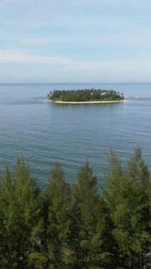 Kumlu plajı ve mavi denizi olan tropik adalar. Pulau Dua. Sumatra, Endonezya.