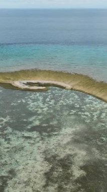 Mercan resifinde adanın hava aracı. Denizde mercan adası. Tun Sakaran Deniz Parkı. Borneo, Sabah, Malezya.