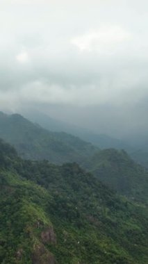 Sumatra, Endonezya 'da dağları ve ormanı olan tropikal arazinin hava aracı..
