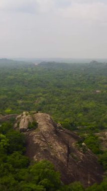 Tropikal bitki örtüsü ve kaya oluşumları olan yeşil orman. Ulusal Park.Sri Lanka.