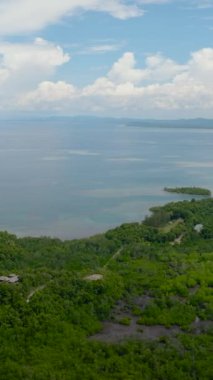 Adaları ve koyları olan tropik bir manzara. Tropik bölgelerde deniz manzarası. Borneo, Sabah, Malezya.