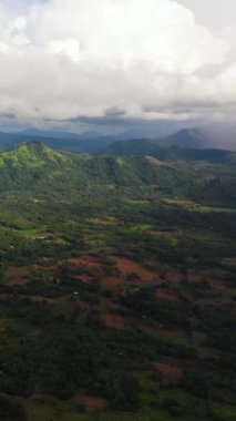 Sri Lanka 'nın dağlık bir bölgesinde yağmur ormanı ve tarım arazisi olan dağların havadan görünüşü.