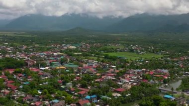 Filipinler 'deki Baler kasabası, Aurora' nın dağlık bölgesinde sörfün başkenti olarak bilinir. Baler, Aurora, Filipinler.
