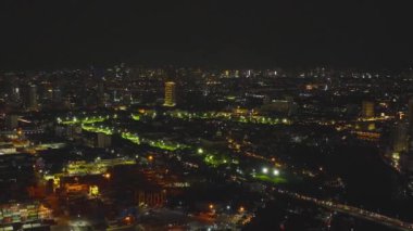 Gökdelenleri ve limanı gökdelenlerle aydınlatılmış Manila şehri..