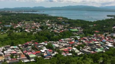 Palawan Adası 'ndaki Puerto Princesa şehrinin yerleşim alanının en üst görüntüsü. Filipinler.