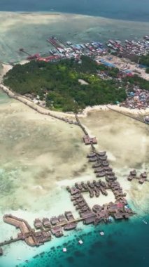 Mavi denizdeki tropik ada Mabul 'un mercan resifli ve plajlı insansız hava aracı. Semporna, Sabah, Malezya.
