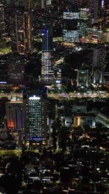 Jakarta sokakları ve binaları gece aydınlandı.
