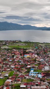 Takengon City ve Laut Tawar gölü yukarıdan görünüyor. Sumatra, Endonezya.