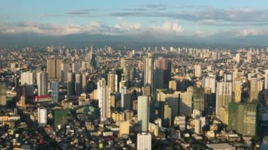 Manila 'nın havadan görünüşü modern binalar ve gökdelenlerle Filipinler' in başkentidir..