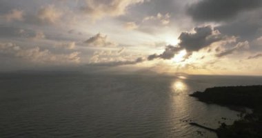 Tropiklerde denizin üzerinde gün batımı. Deniz Burnu. Weh Adası. Endonezya.