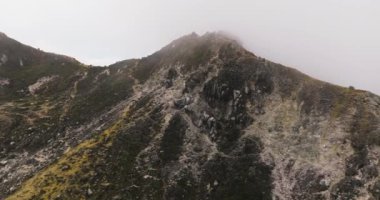 Patlamadan sonra Sibayak yanardağının yamaçları. Sumatra, Endonezya.
