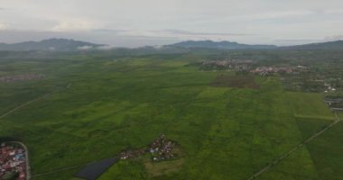 Dağlık arazilerdeki Kayu Aro 'nun insansız hava aracı. Çay tarlalarıyla çevrili bir kasaba. Sumatra, Endonezya.