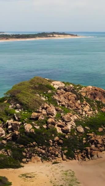 Volando Sobre Una Hermosa Playa Arena Océano Azul Cocodrilo Rock — Vídeos de Stock
