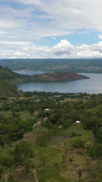 Αεροφωτογραφία Των Βουνών Δάσος Και Λίμνη Toba Νήσος Σαμοσέρ Σουμάτρα — Αρχείο Βίντεο