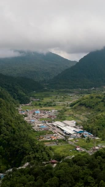 Pequeño Pueblo Entre Las Montañas Con Selva Selva Tropical Berastagi — Vídeo de stock