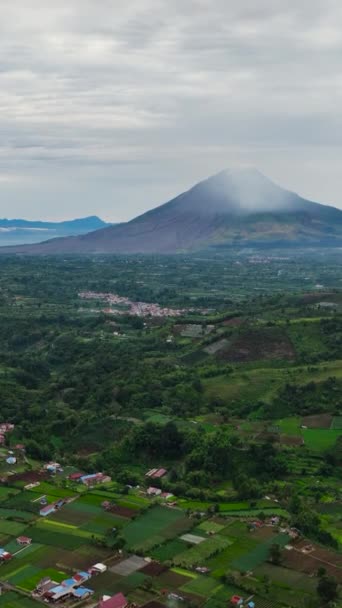 Berastagi Stad Tussen Landbouwgrond Sinabung Vulkaan Bij Zonsondergang Sumatra Indonesië — Stockvideo