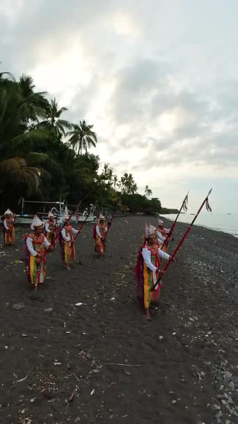 Bali Sep 2022 Mannen Rituele Kleding Voeren Een Dans Uit — Stockvideo