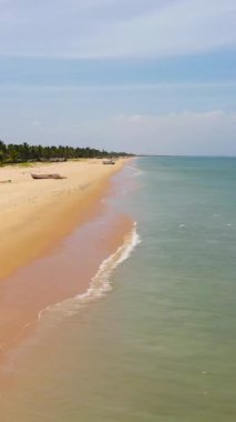 Seyahat konsepti: güzel bir kumsal ve mavi bir okyanusun üzerinde uçmak. Sri Lanka.