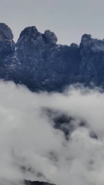 Kinabalu Dağı 'nın tepesi Borneo ve Malezya' nın en yüksek dağıdır..