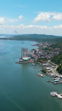Sandakan 'ın havadan görünüşü Sabah eyaletinin Borneo adasında yer almaktadır..