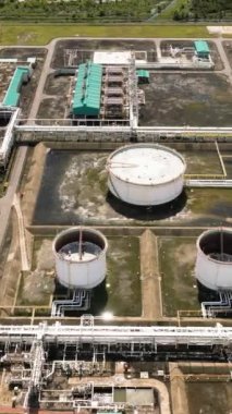 Petrol terminali petrol ve petrokimyasal depolama için endüstriyel bir tesistir. Yağ üretim ürünleri. Borneo, Sabah, Malezya.