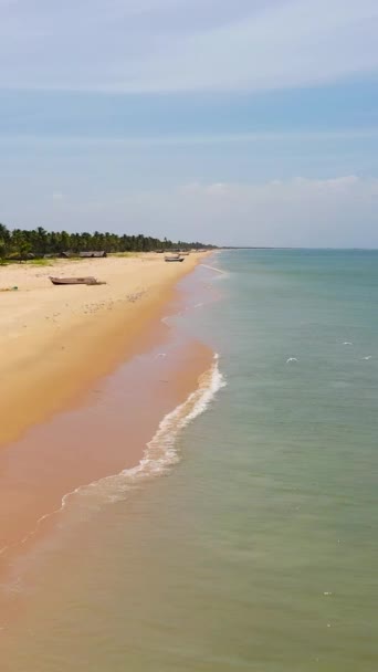 Conceito Viagem Sobrevoando Uma Bela Praia Areia Oceano Azul Sri — Vídeo de Stock